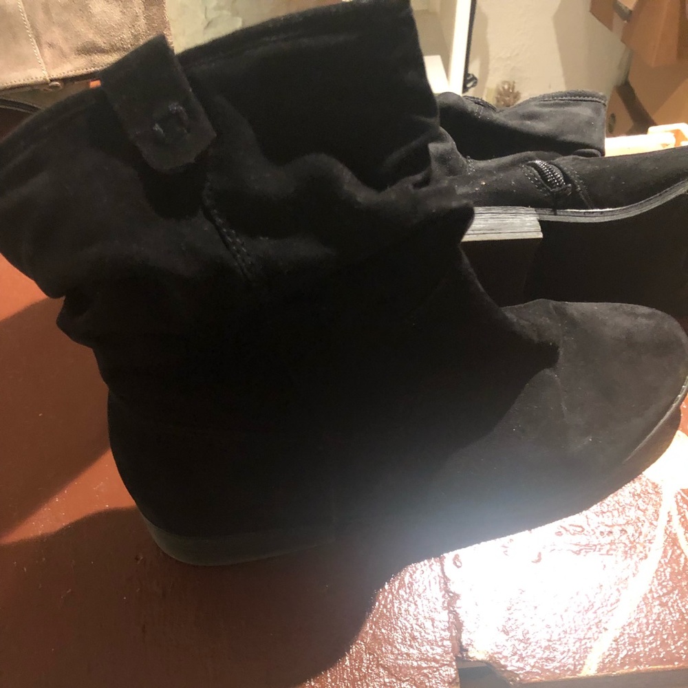 Short black boots